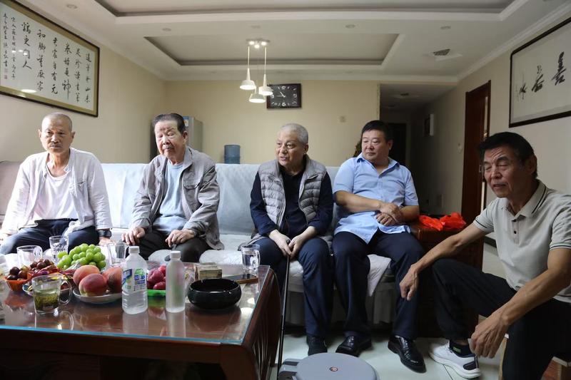 七旬退休翁八年笔耕 为家乡著书立传 