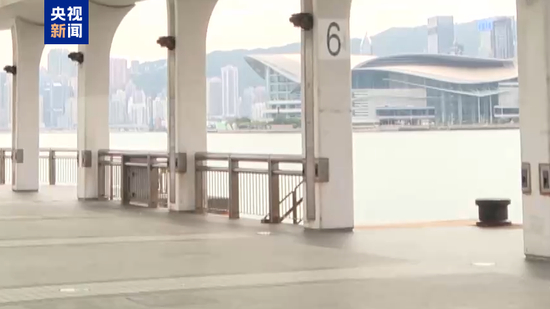 台风“桦加沙”来袭 香港发出“八号风球”