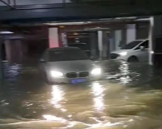 业主私挖地下室疑似挖通河道致车库被淹？官方：正在勘验