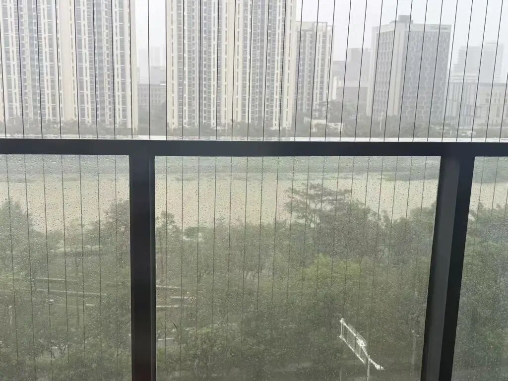 24日下午,张青从阳台望去,发现附近的树木没怎么被吹倒,附近的排洪渠水位也比较平稳。