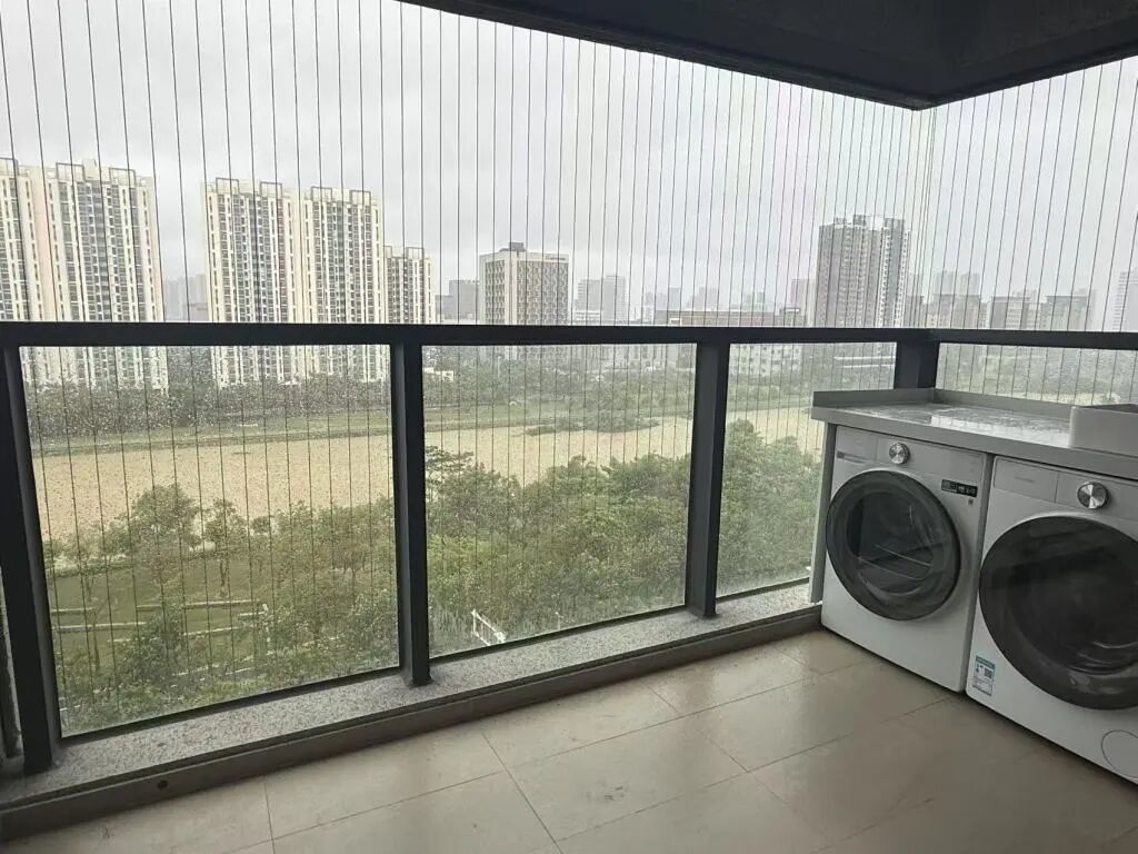 台风来临前,张青把阳台上的绿植搬回了室内,阳台上只剩下洗衣机。
