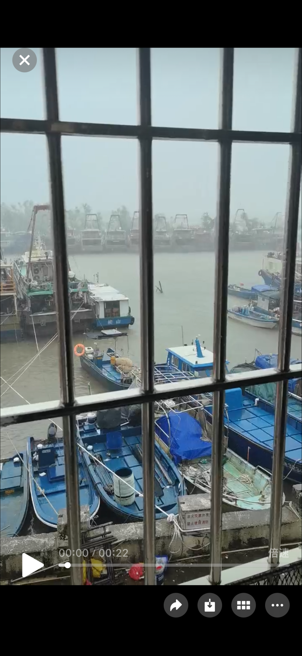 台风来临前,渔业村组织村民加固海堤。