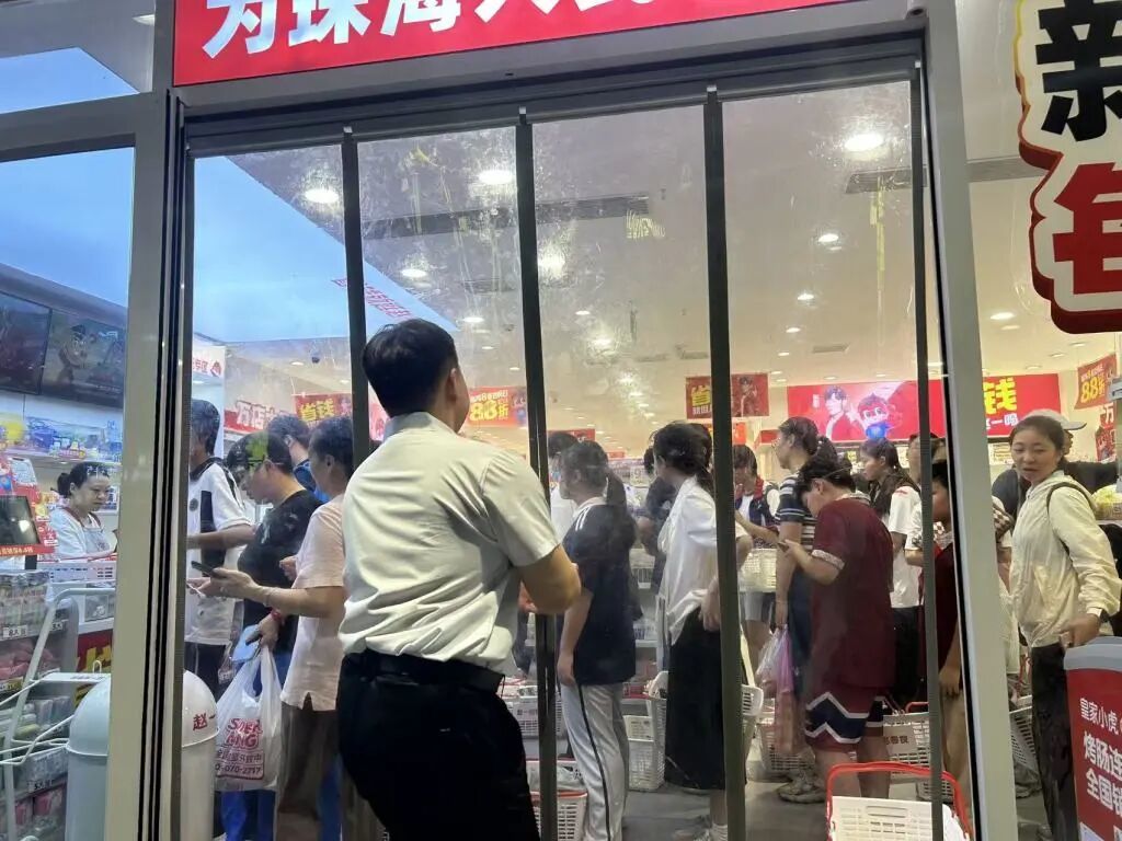 9月22日下班后,张青去采购,发现很多人在抢购囤物资。