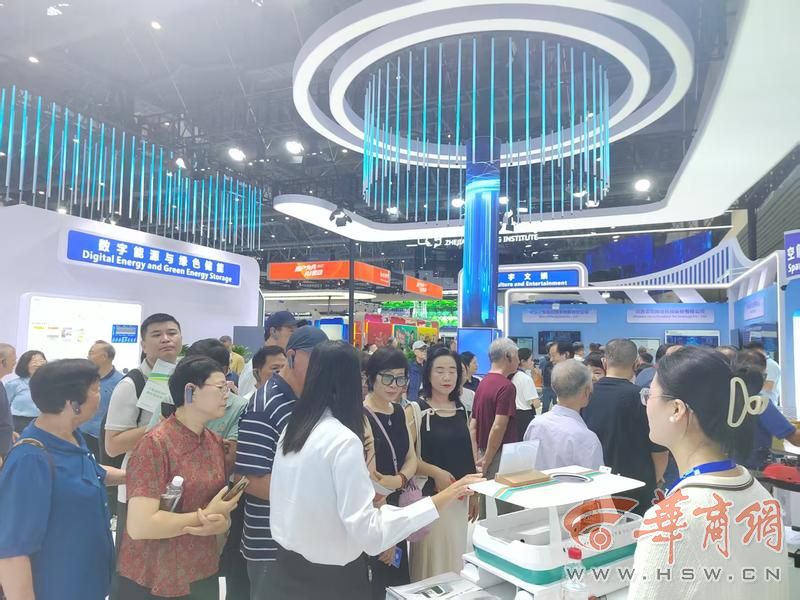 陕西欧卡电子智能科技有限公司智能游船事业部白露茜向参会人员介绍公司产品