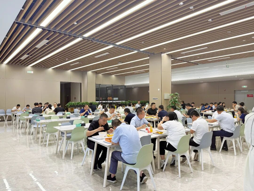 餐厅排队照.jpg