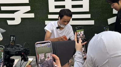 爆火后每天被镜头“瞄准” “鸡排哥”：没有负担