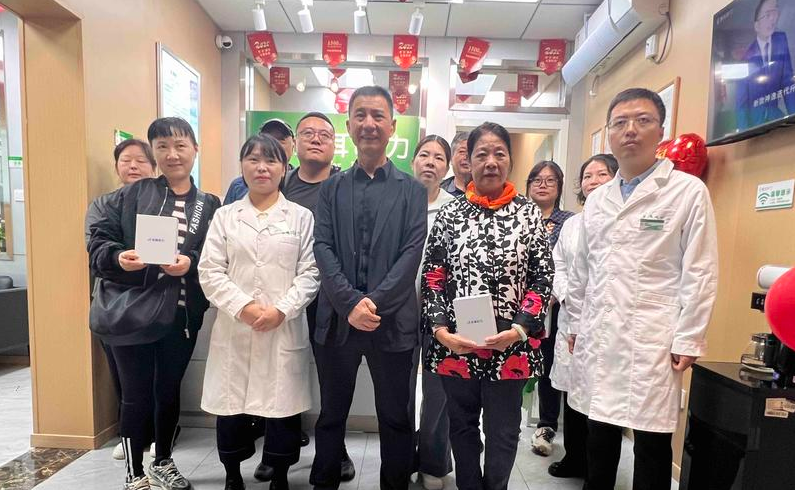 戴上助听器 老人的无声世界被唤醒