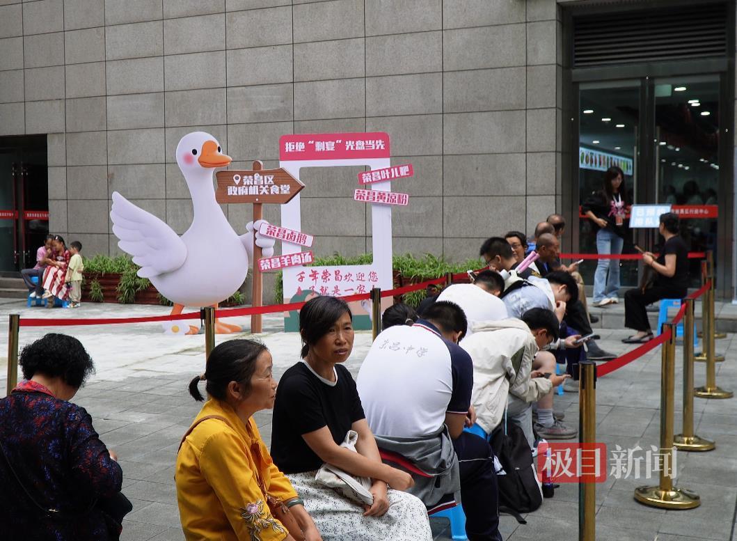 2700名游客国庆涌进荣昌区政府食堂：一顿吃了550斤米饭 250斤卤鹅