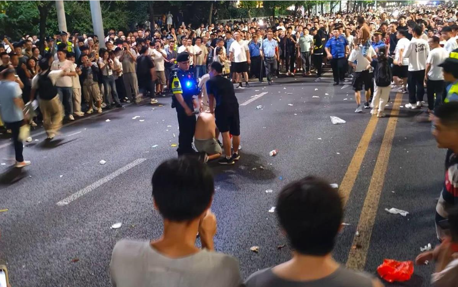 男子手拿折扇逛街却被看成持刀 被路人踹倒抓进派出所