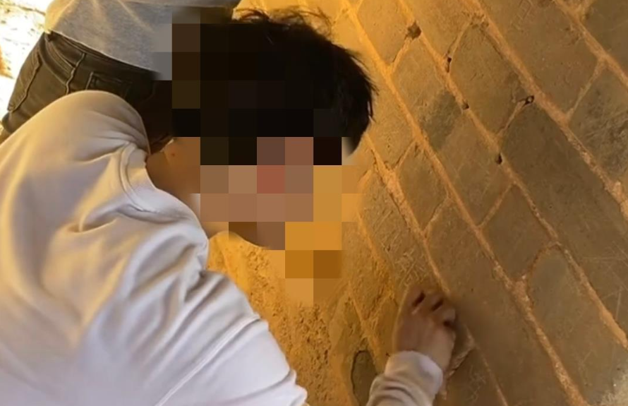 一男一女在明代司马台长城刻字 当地警方已介入调查