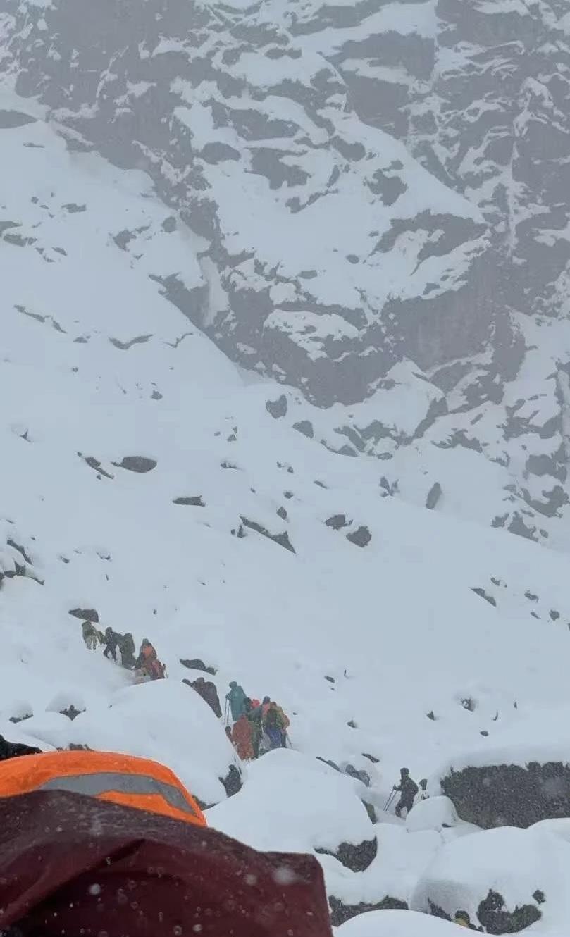 珠峰东坡营地近千人因暴雪被困 景区：已出动数百人救援