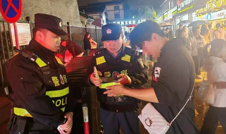 外地游客在西安不慎遗失手机 在“好人”和民警帮助下很快找回