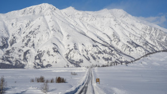 新疆喀纳斯景区遭遇降温降雪 道路仍处于管制状态