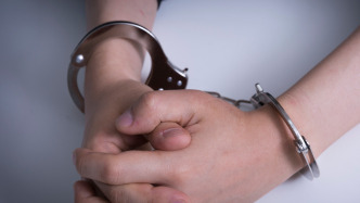 广州铁路警方通报：34岁男子在动车上猥亵7岁女童被刑拘