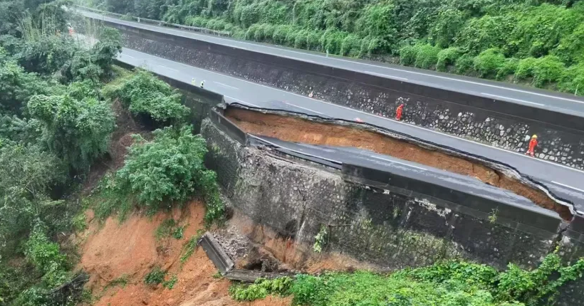 广西一高速公路塌陷 最大深度超2米 当地紧急封路未发生事故