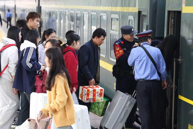 “双节”返程高峰 西安铁警护航出行平安