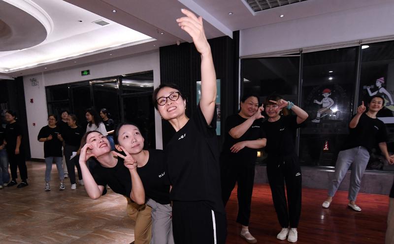 “白天上班 晚上学艺”成潮流 陕西各级工会依托职工夜校解锁职工成长新“夜”态