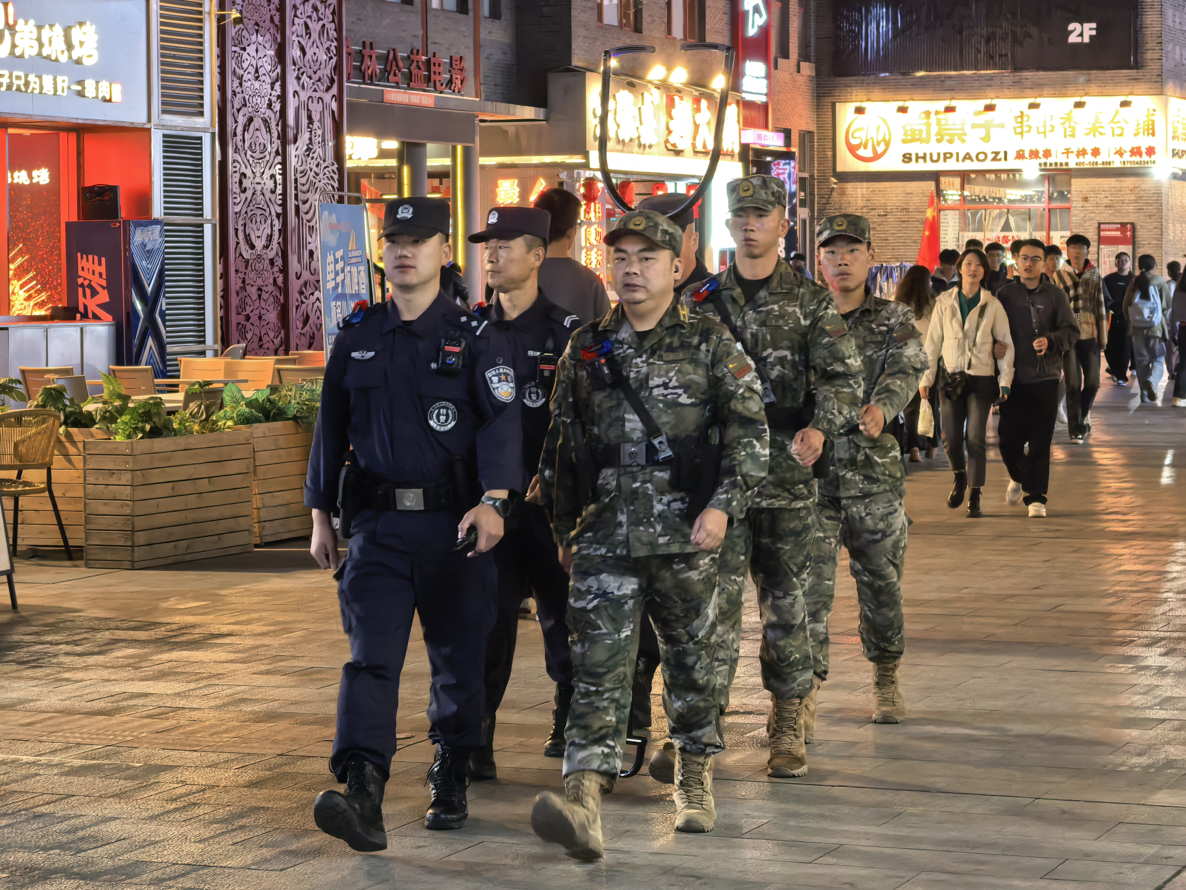 6CJYzv5Rt3cptXRx.jpg 国庆假期,榆林市公安局榆阳分局民警与武警一起在夫子庙景区开展联勤巡逻。.jpg