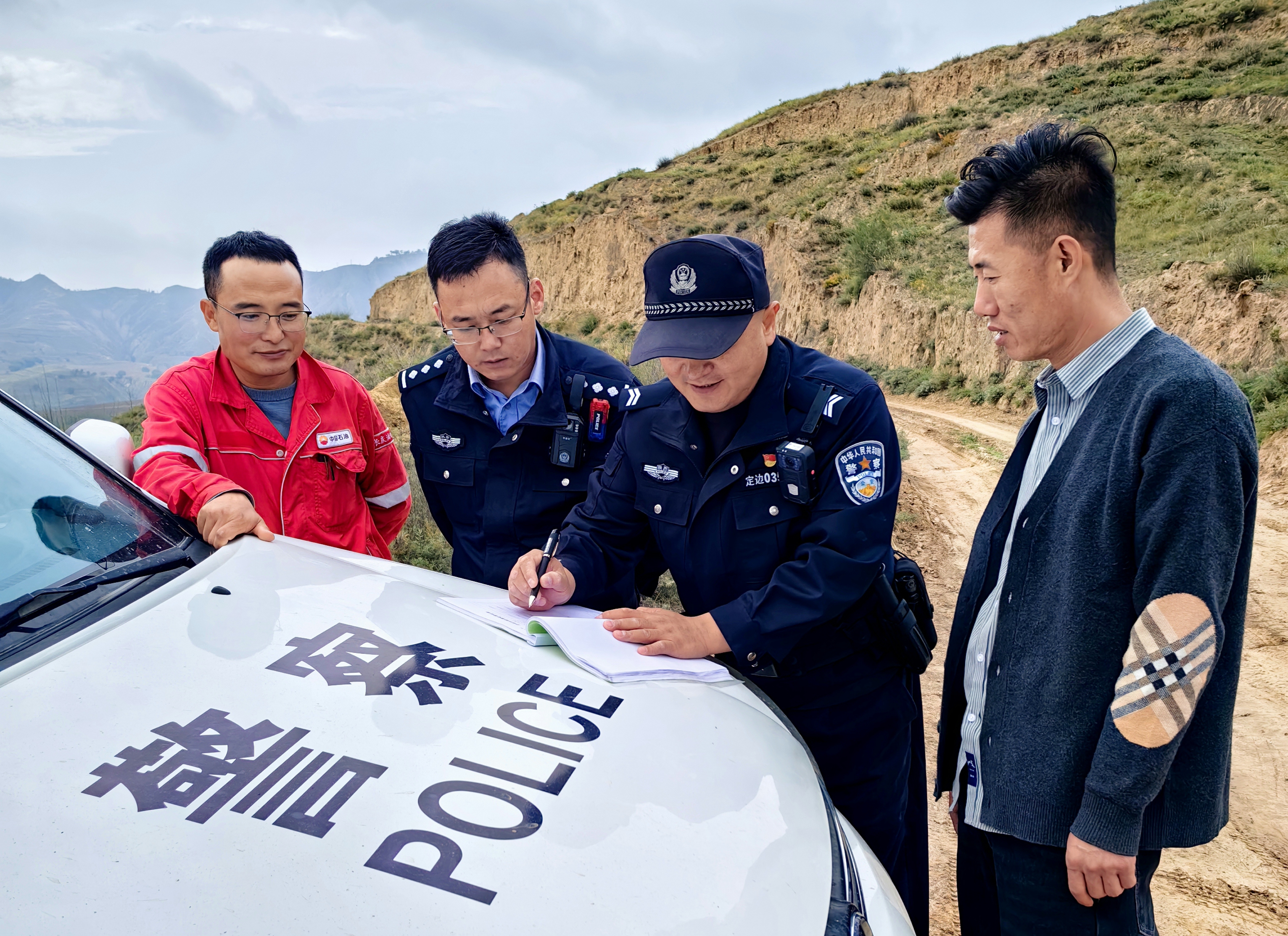 D8eeP09LlykE9C00.jpg 10月2日,榆林市定边县公安局姬塬派出所民警深入辖区调解一起劳资纠纷1.jpg