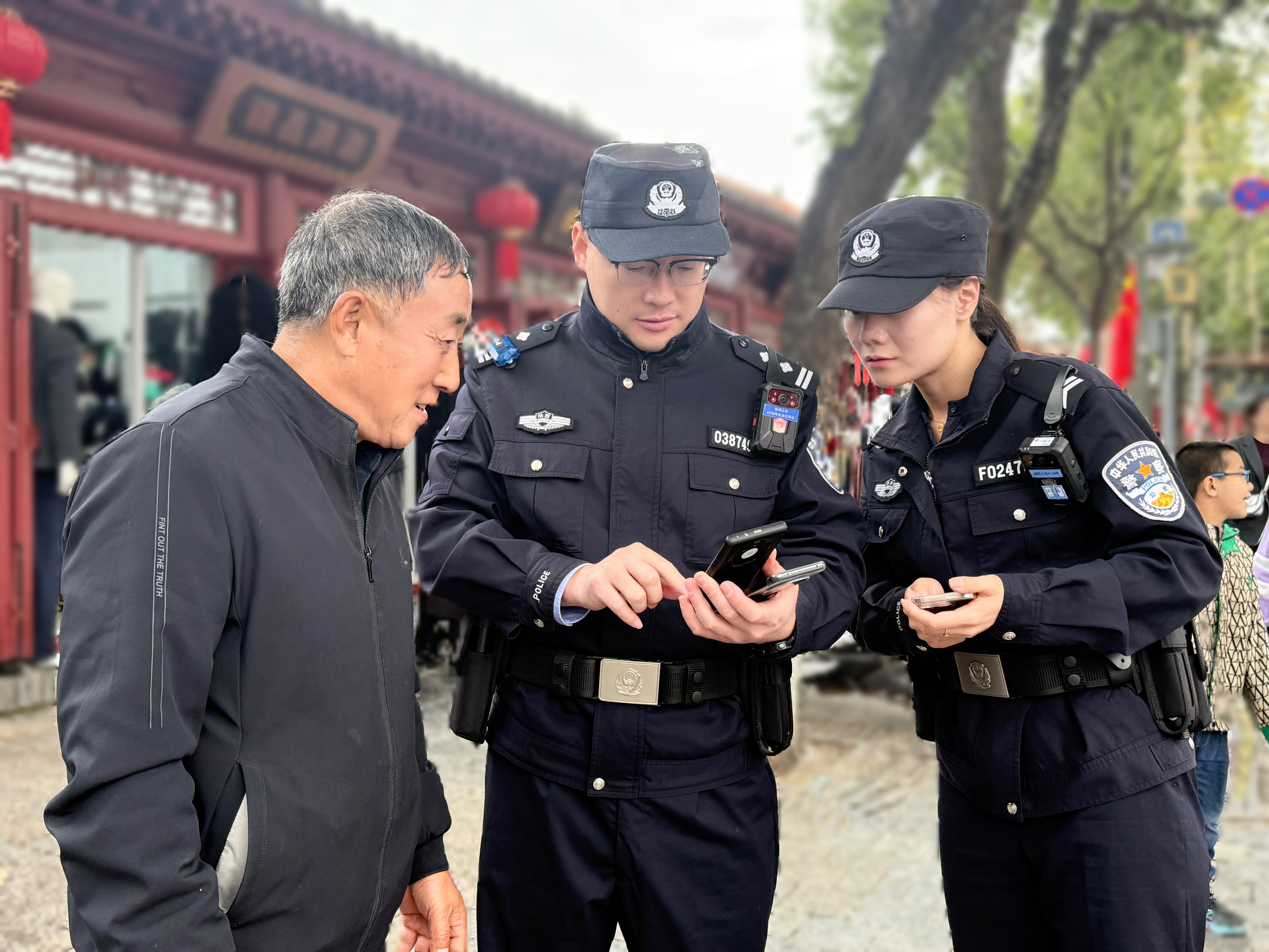 TOW70tZQyIeztwEI.jpg 榆林市公安局民警在榆林古城大街服务游客。.jpg
