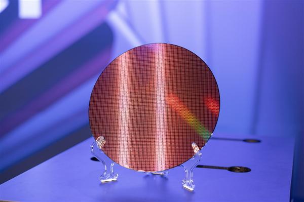 Intel 18A晶圆、芯片现场展示 