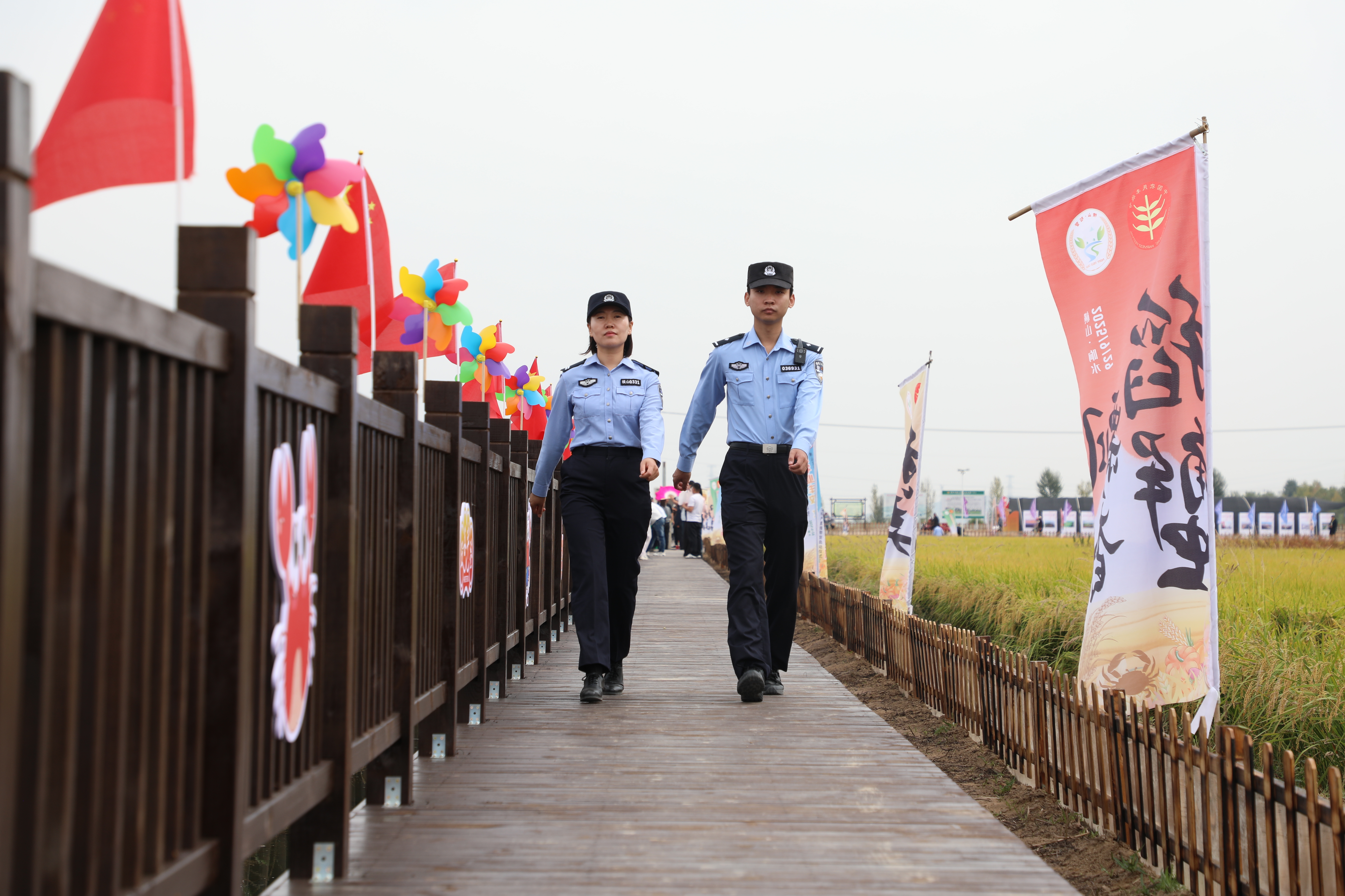 x4P9CIWKOJtrAvqo.jpg 榆林市公安局横山分局民警在响水旅游景区开展巡逻。.jpg