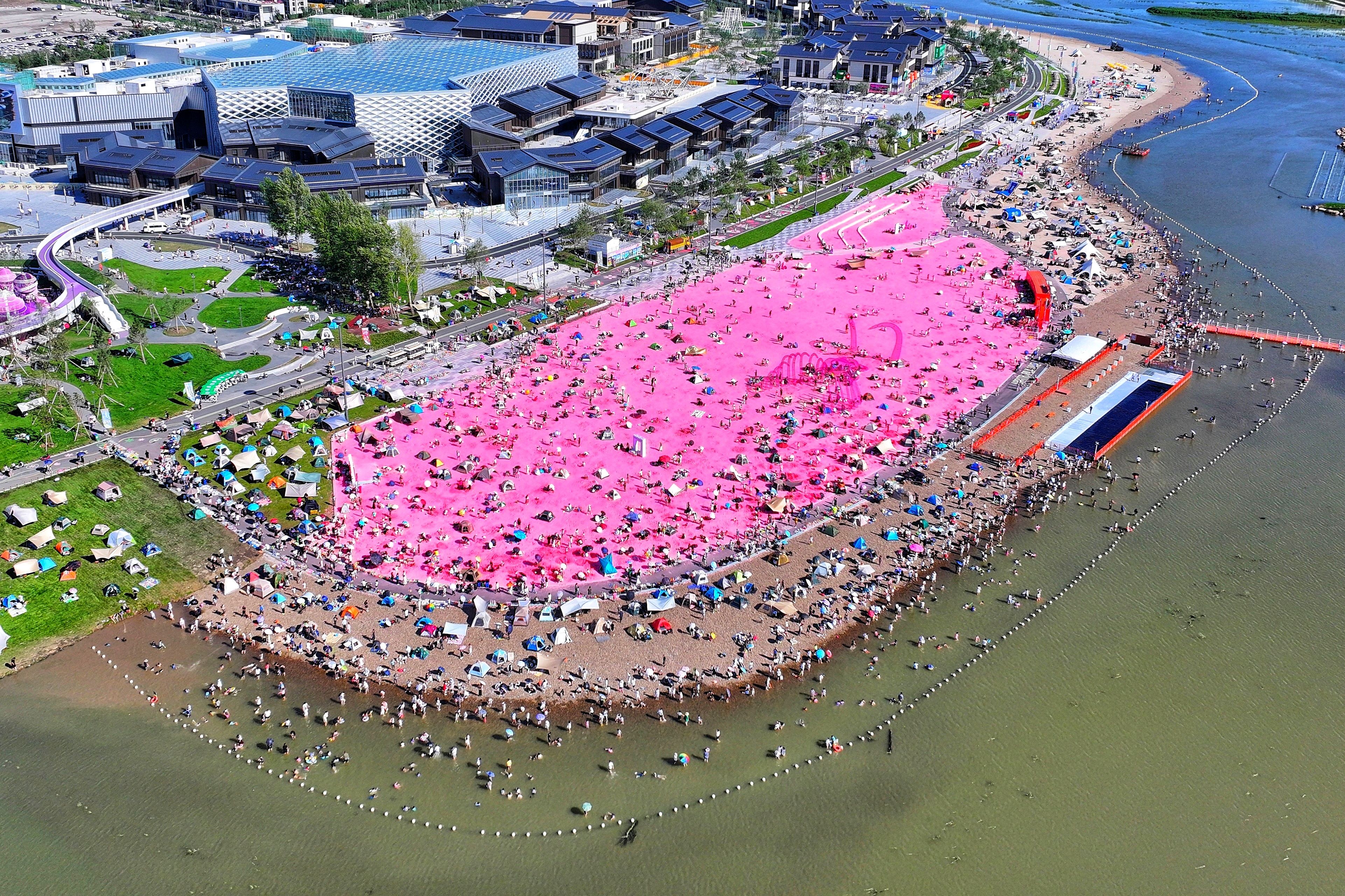 2025年10月4日，长春肆季南河文旅综合体迎来大批游客。人民网记者 李洋摄