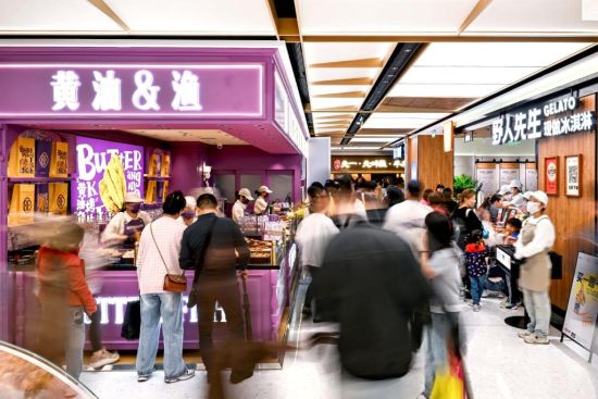 10月5日，顾客在西安赛格国际购物中心购物。 新华社记者 邹竞一 摄