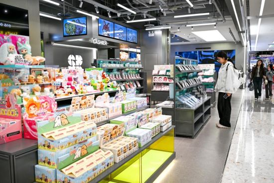 10月5日，顾客在西安赛格国际购物中心SUPER RARE西北首店购物。 新华社记者 邹竞一 摄