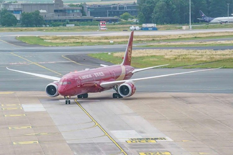 安全员捡走旅客落在飞机上的手机 吉祥航空：已解聘该员工