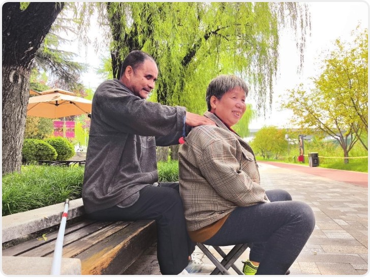 妻子牵着盲人丈夫去旅行：既然看不见世界 那就让世界看见我