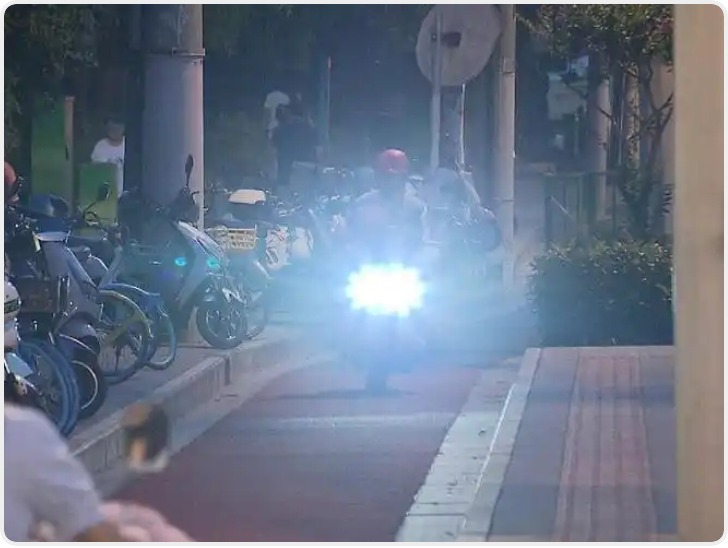 快速路上远光灯晃眼、电动自行车装射灯 光光相报何时了
