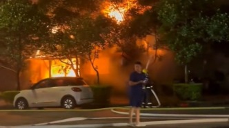 云南芒市珠宝小镇一烧烤摊发生火灾 无人员伤亡
