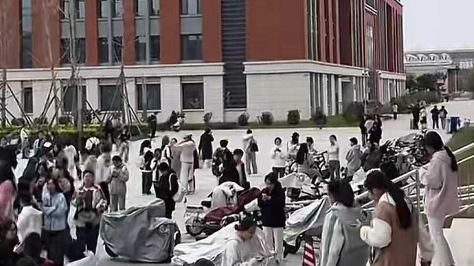 山西忻州突发3.9级地震 市民：整栋楼都在摇晃 连拖鞋都来不及穿就跑下楼了