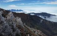 秦岭主峰太白山迎来今秋首场降雪