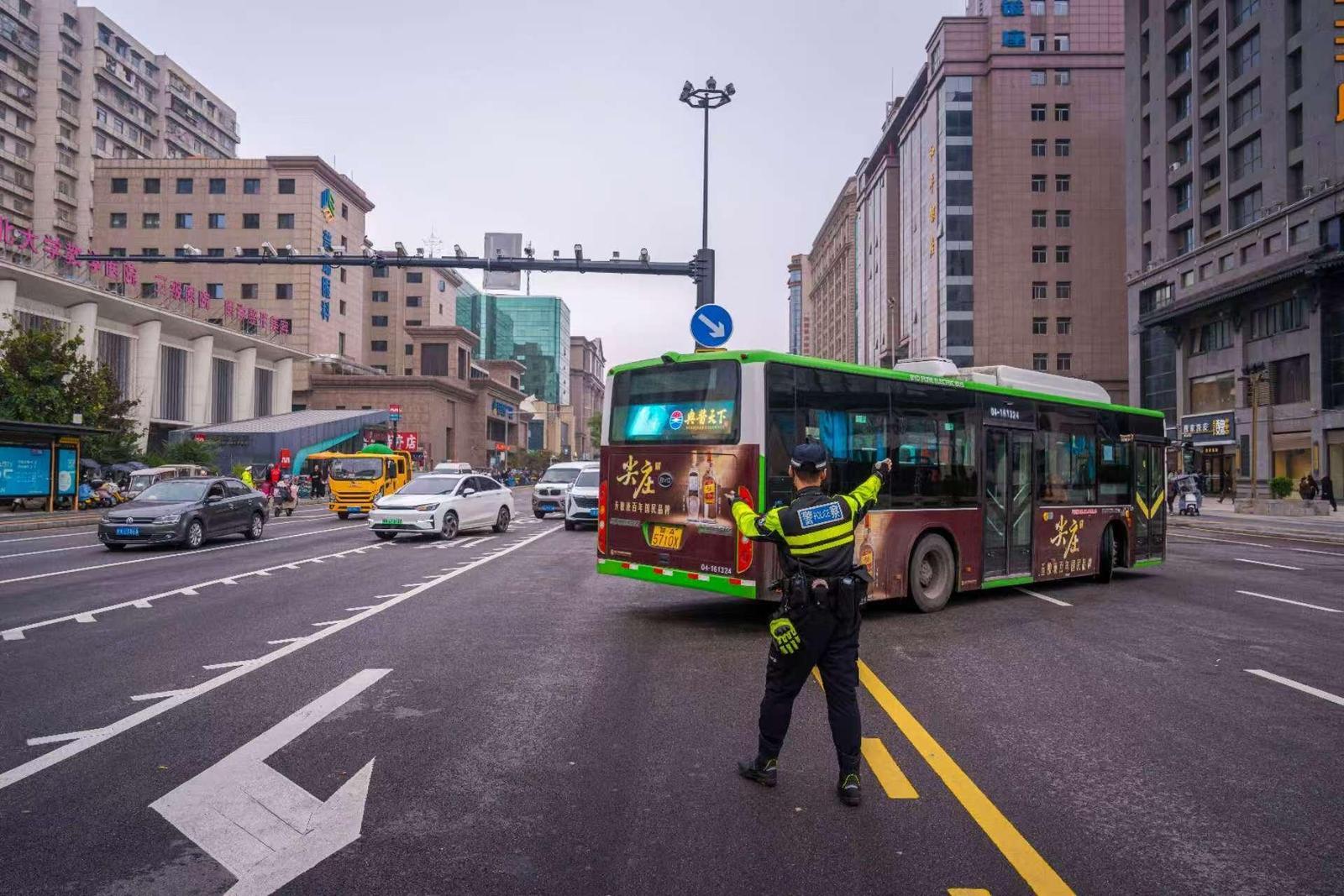 图说：交警街头保障