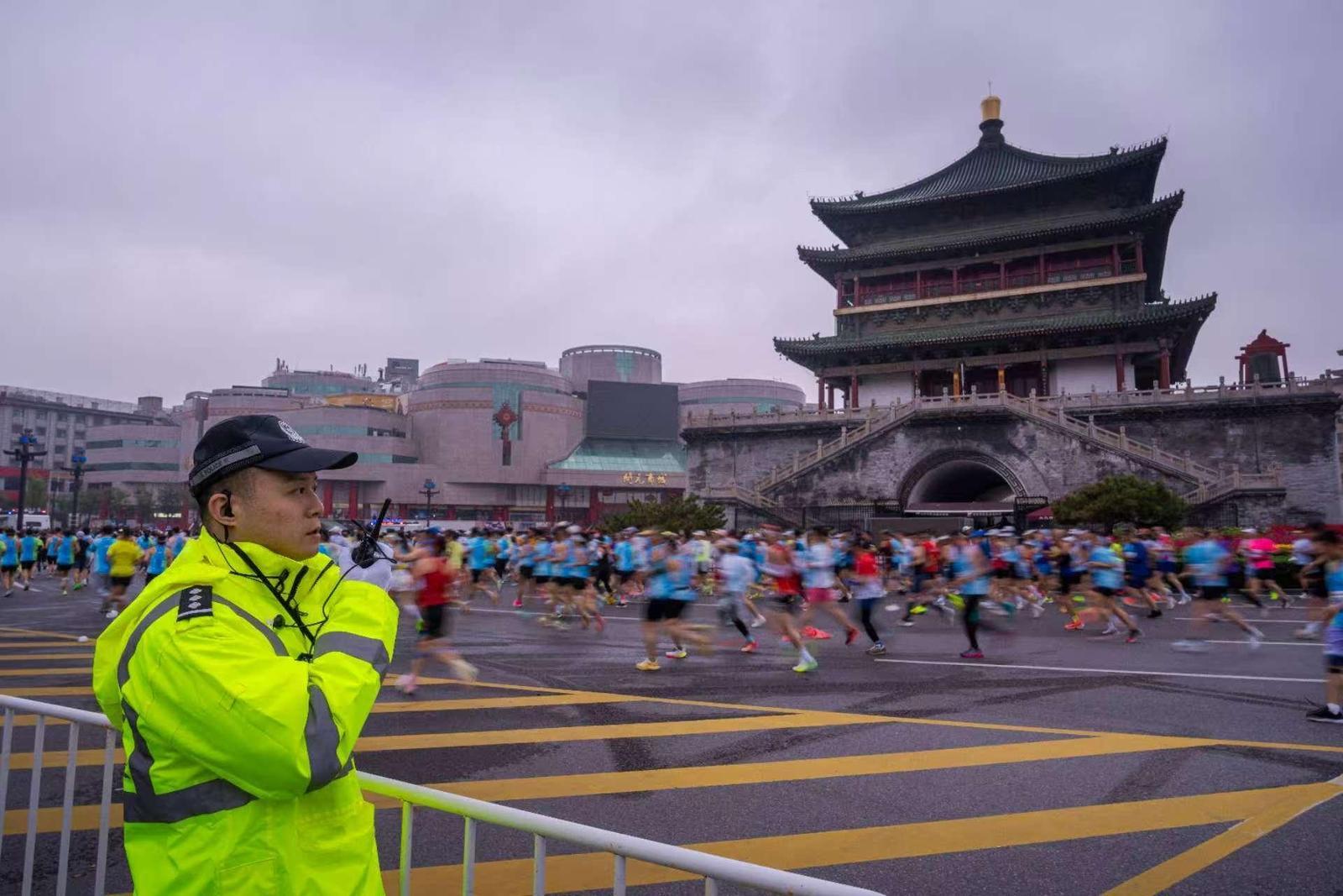 图说：赛道沿线交警执勤