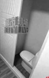 卧室衣柜里竟装了马桶！男子买二手房遇“奇葩”装修