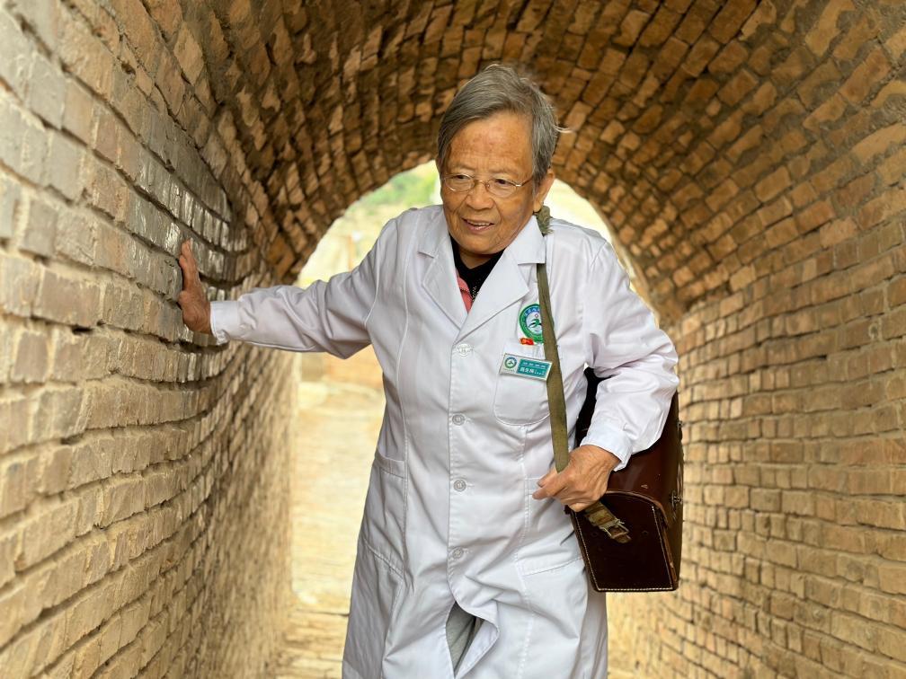 路生梅行走在佳县县城(2024年9月10日摄)。新华社记者 蔺娟 摄