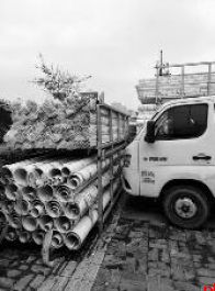 昆明路石桥建材城外占道严重