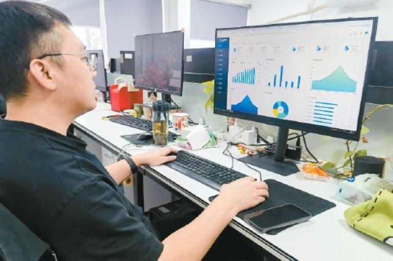 工作人员通过“云控平台”查看移动充电车运行情况。