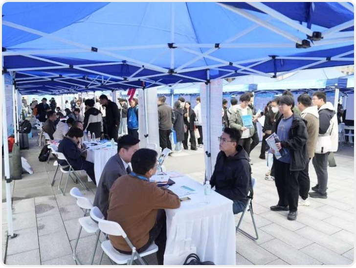 “智汇潇湘 才聚湖南”西安专场招聘会在西安交大举行 五个“多”吸引众多学子