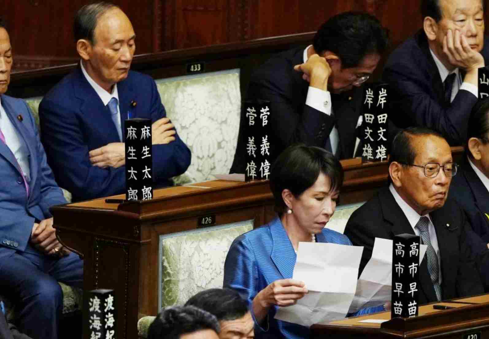 日本首位女首相：拜相路涉险 执政路更险