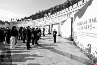 300名青年集结延安重走长征路