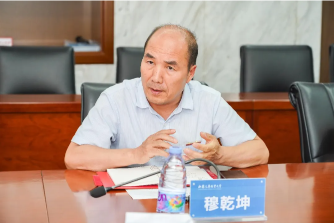 jllUHuaCgbEE0YXU.png image.png