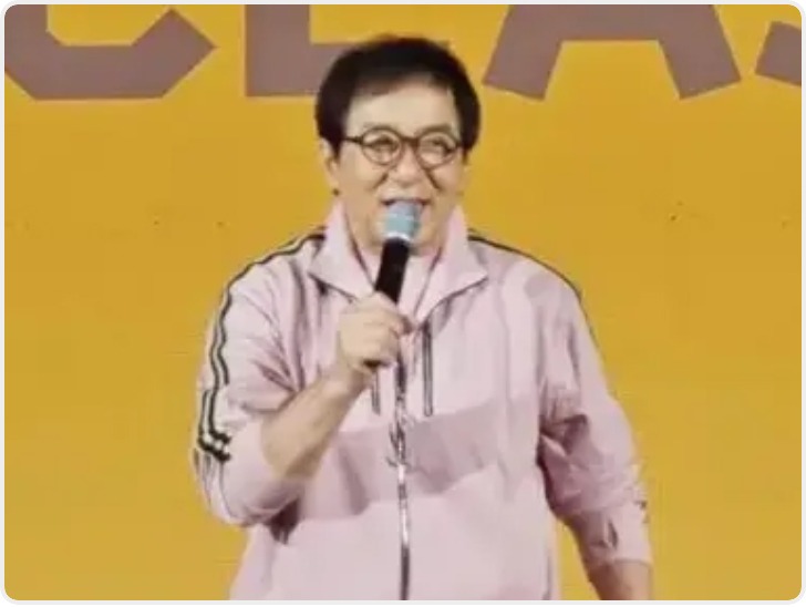 71岁成龙院长开课 当场自曝：后悔！