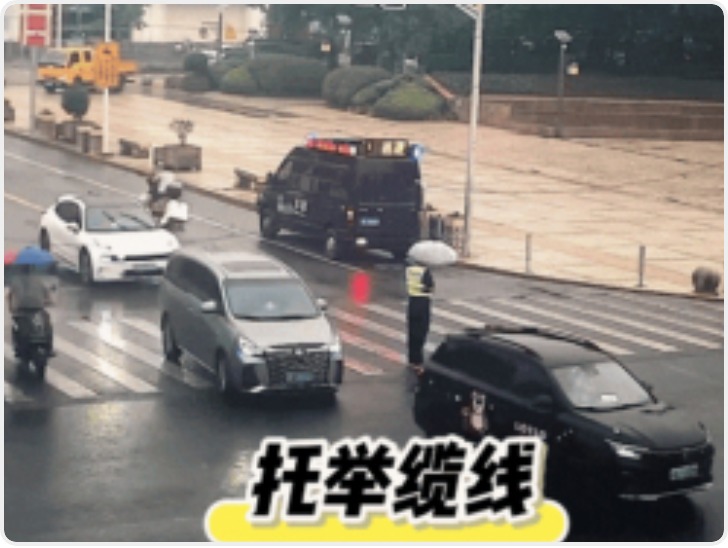 早高峰时电线垂落在路口中央 民警雨中撑举了近三小时