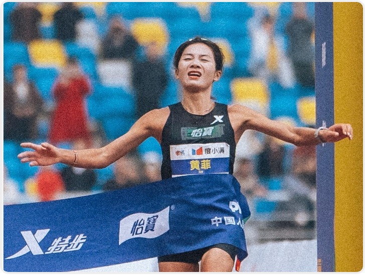 平凡宝妈逆袭成马拉松冠军：黄菲 14 天连夺三冠创奇迹