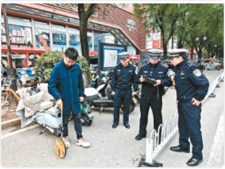 全力破解出行难 西安交警走上街头踏勘点位优化交通组织