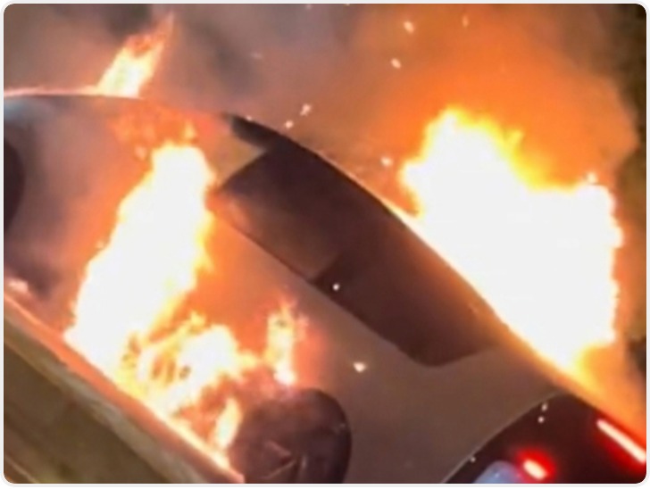 上海街头一汽车突然起火10秒内连续爆炸 被烧成空架...